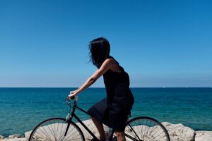 海边骑脚踏车的少女