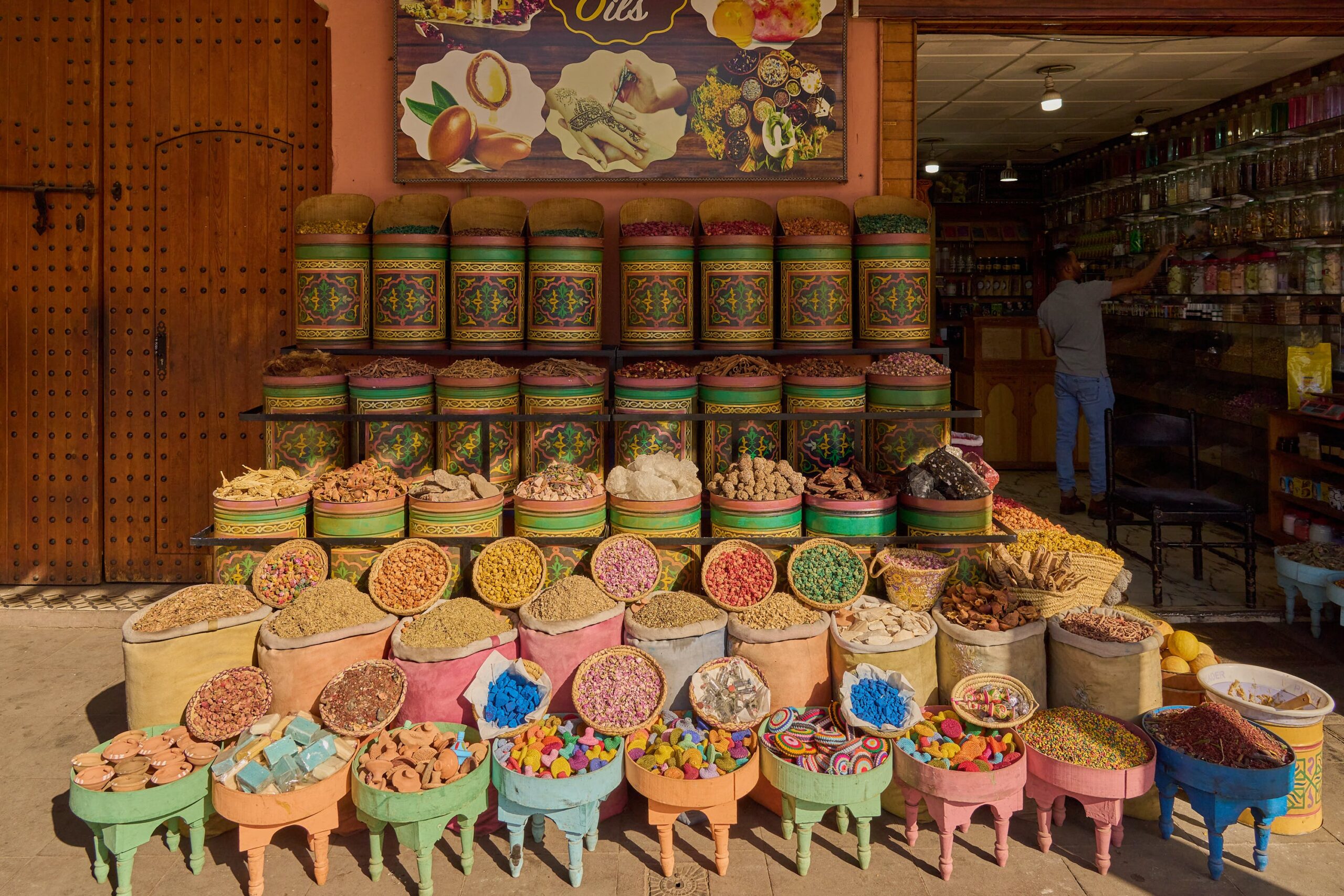 Vibrant market stalls in Marrakech, Morocco, offering students a warm winter escape with rich cultural experiences.