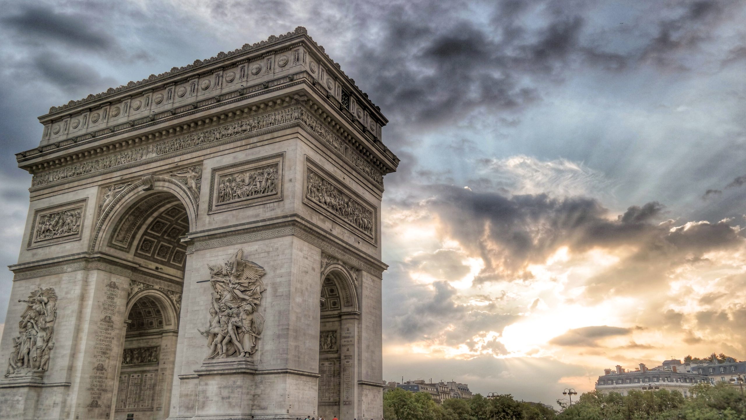 Sunset view of Arc de Triomphe in Paris, perfect starting point for discovering off-the-beaten-path art galleries.