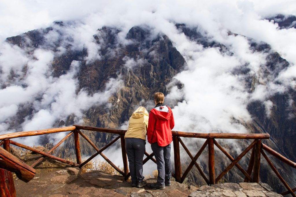 Romantic Valentine’s weekend idea for college students at a scenic mountain overlook